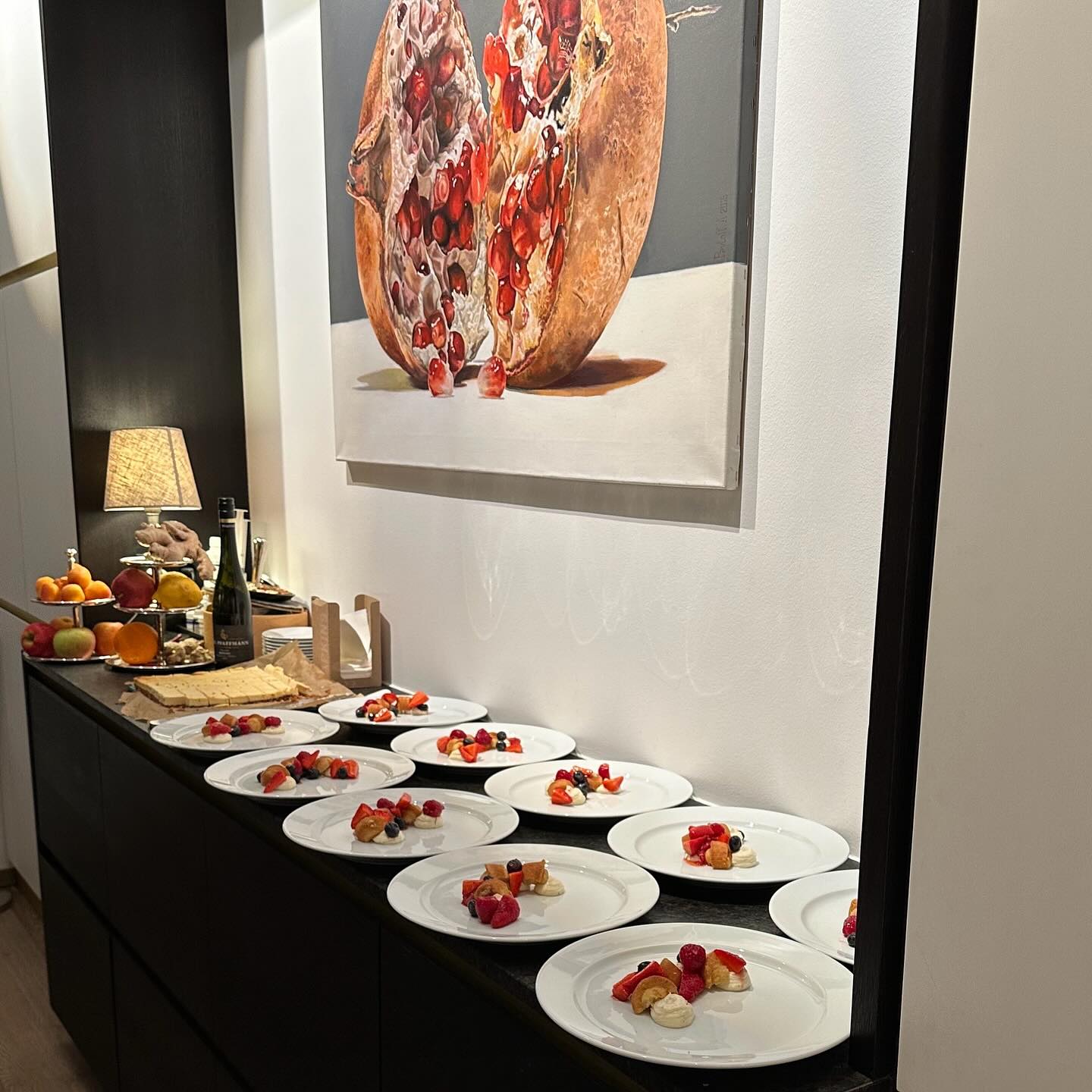 CSL Catering in München für Business und private Feiern 47 CSL Catering Menü angerichtet auf einem schwarzen Sideboard
