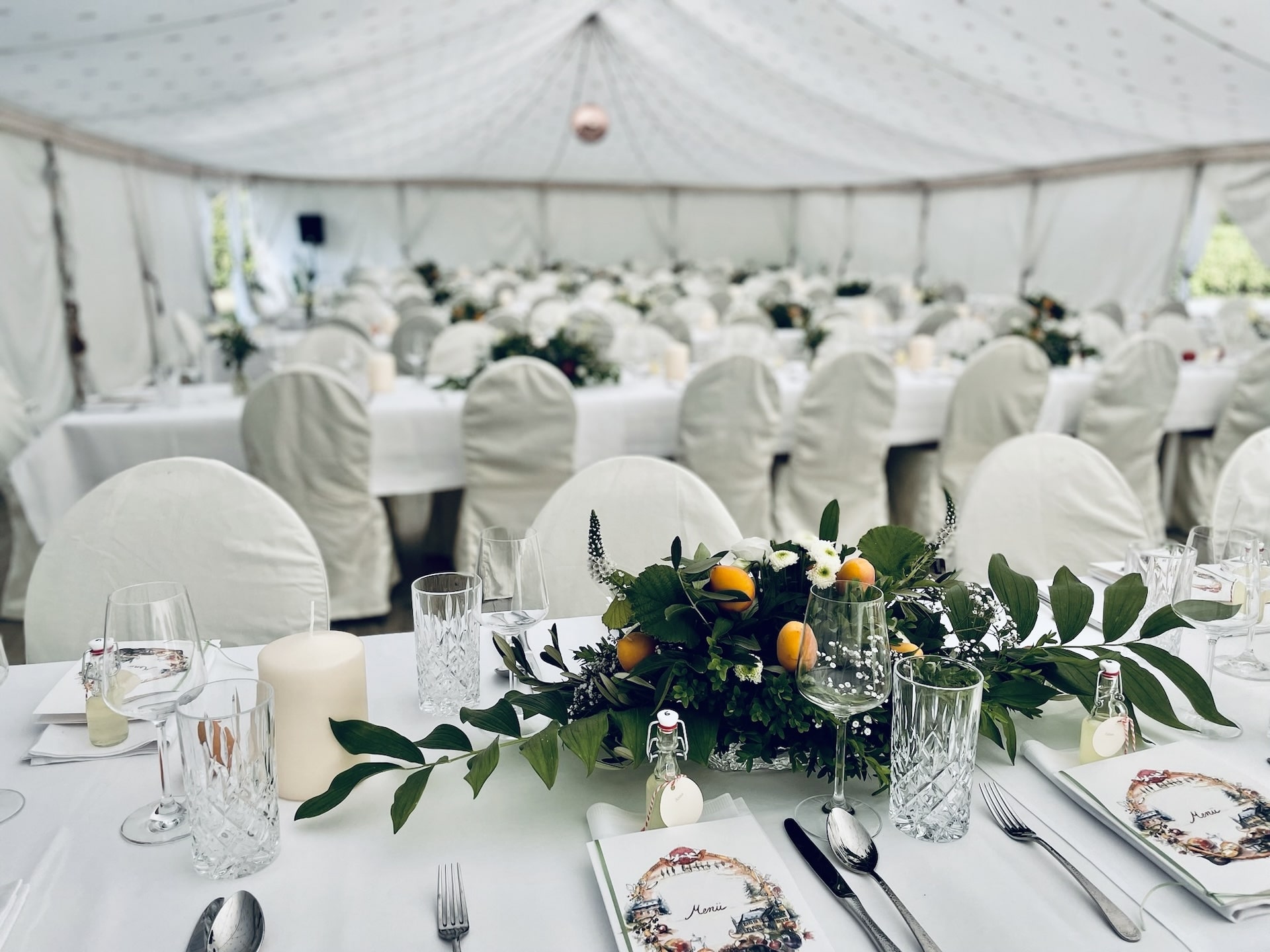CSL Catering in München für Business und private Feiern 22 Von CSL Catering geschmückter Hochzeitssaal in München