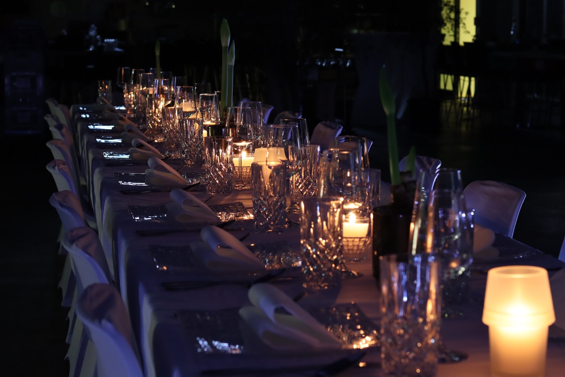 CSL Catering in München für Business und private Feiern 21 Eingedeckte Tafel im Kerzenschein bei einer privaten Feier, Catering von CSL