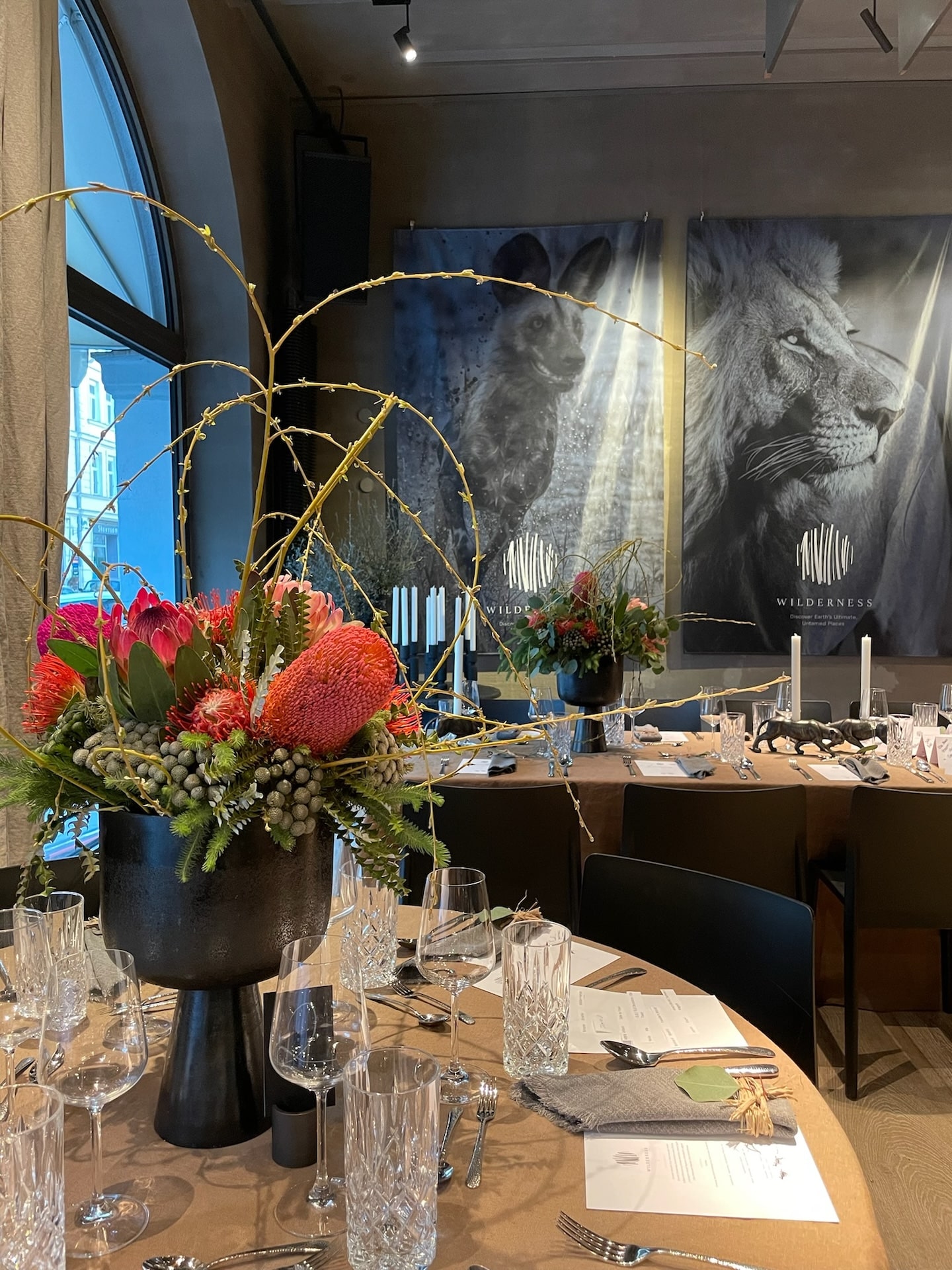CSL Catering in München für Business und private Feiern 20 Zwei von CSL Catering schick eingedeckte Tische im Rahmen einer Firmenfeier für ein Business Catering in München.