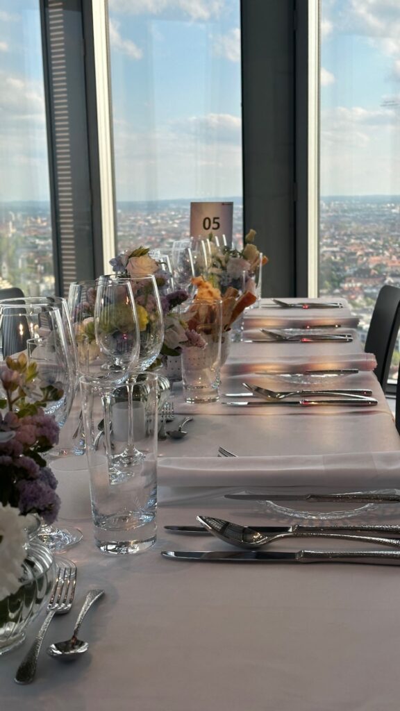 CSL Catering in München für Business und private Feiern 28 Eingedeckte Tafel auf einer Dachterrasse über München
