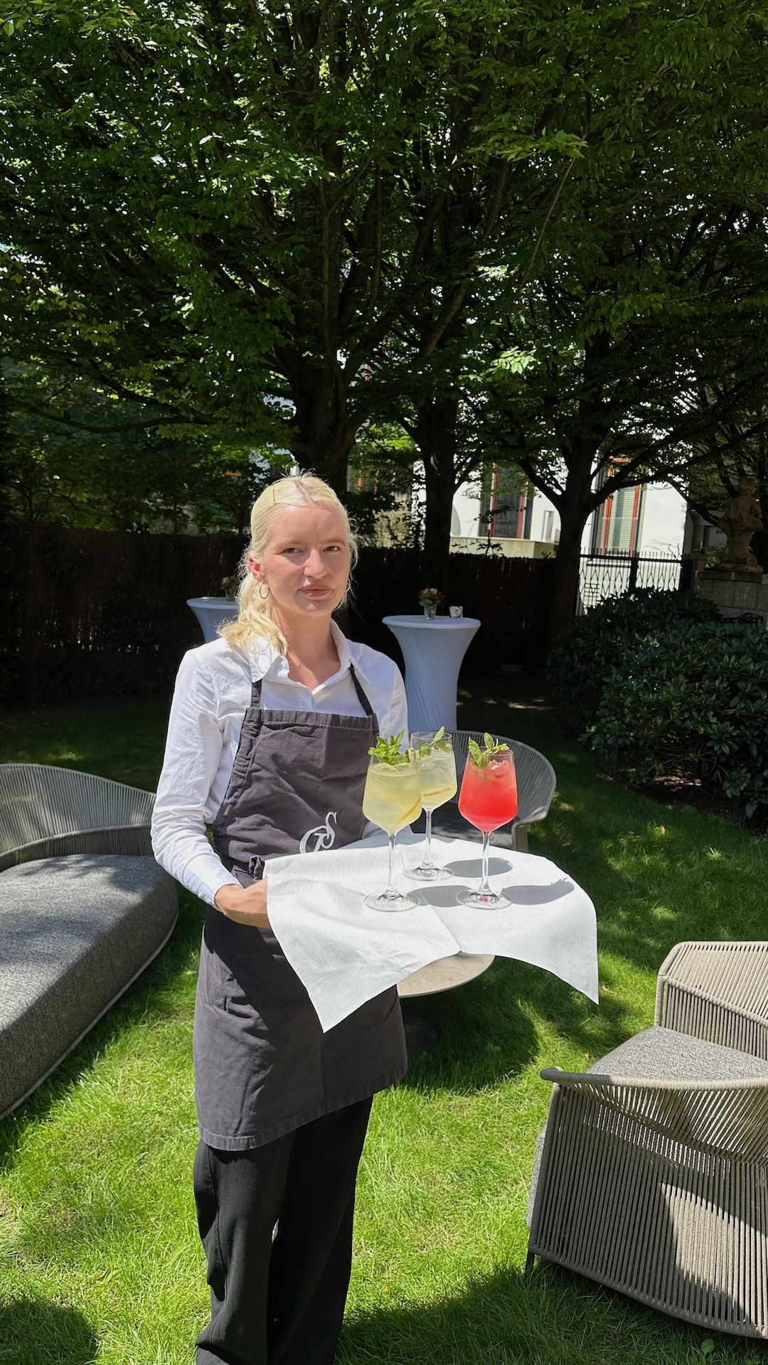 Sommerfest Catering in München 20 Eine Servicekraft von CSL Catering serviert Cocktails auf einer Veranstaltung in München
