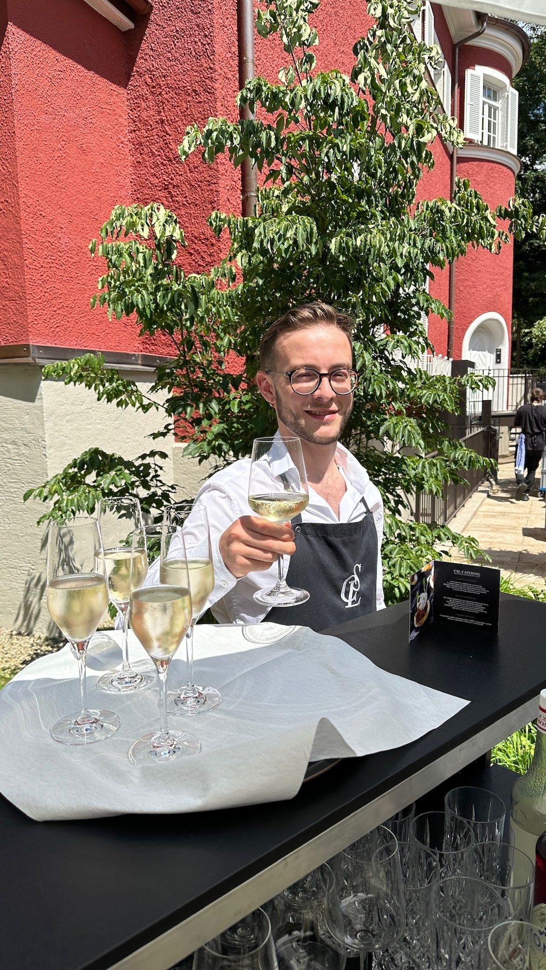 Luxus Catering München 42 Ein Kellner von CSL Catering in München serviert Champagner