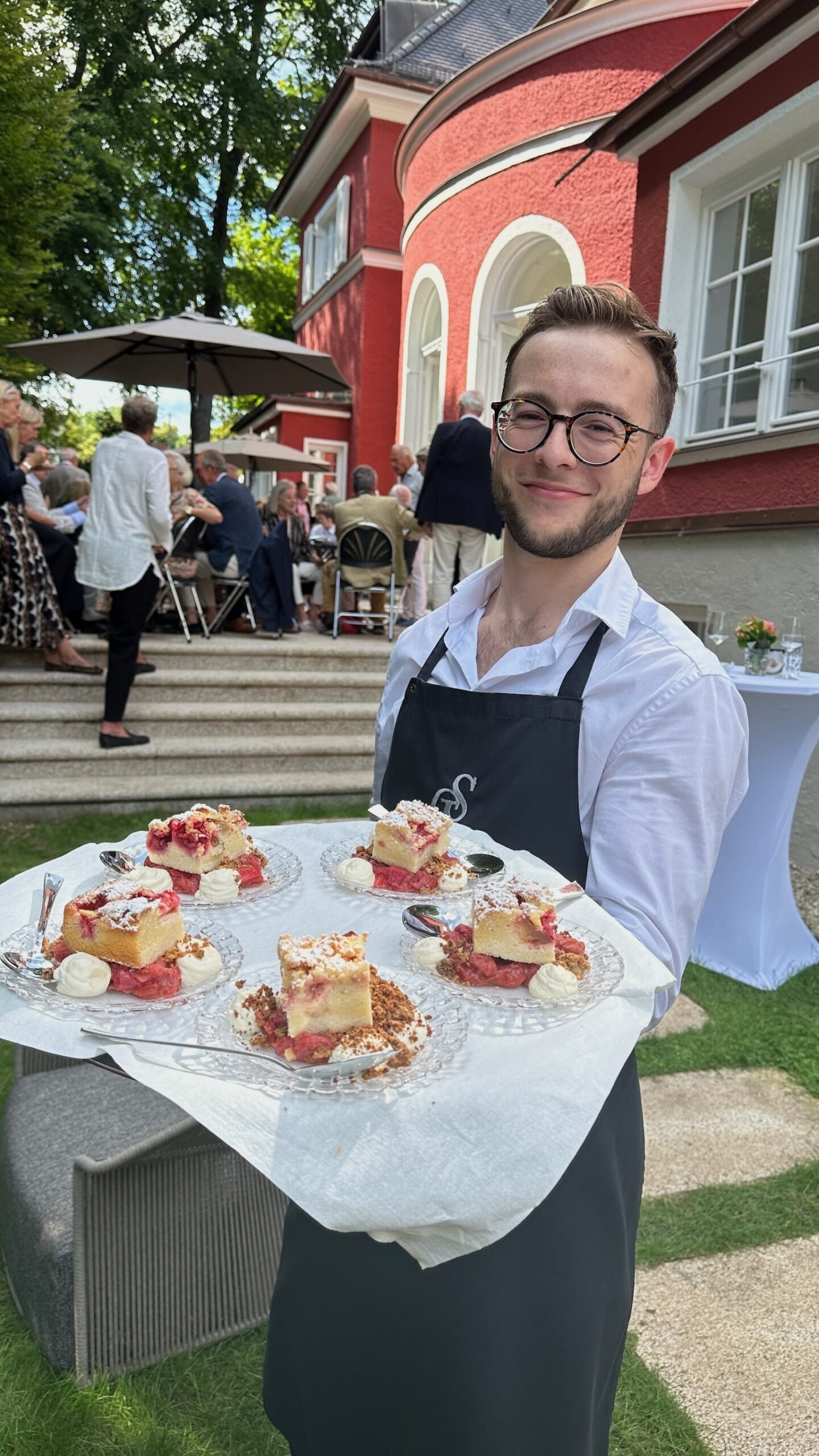 Flying Buffet München 22 Eine Servicekraft von CSL Catering serviert eine Nachspeise als Flying Buffet auf einem privaten Event von CSL Catering in München