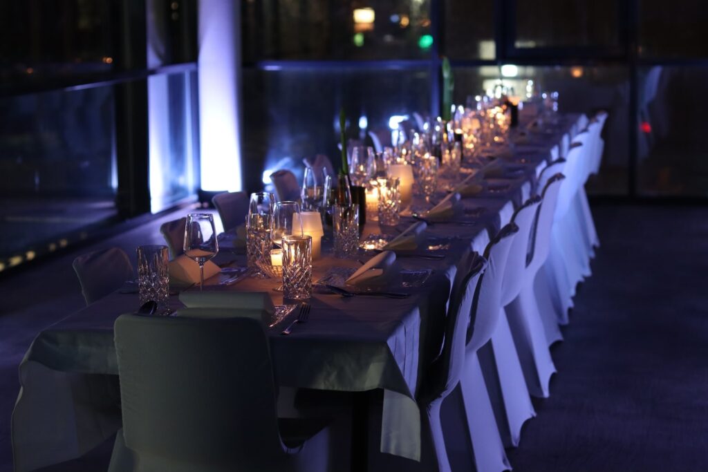 Weihnachtsfeier Catering in München 23 Exklusive, gemütliche Eventlocation mit schick eingedeckter Tafel im Kerzenschein von CSL Catering
