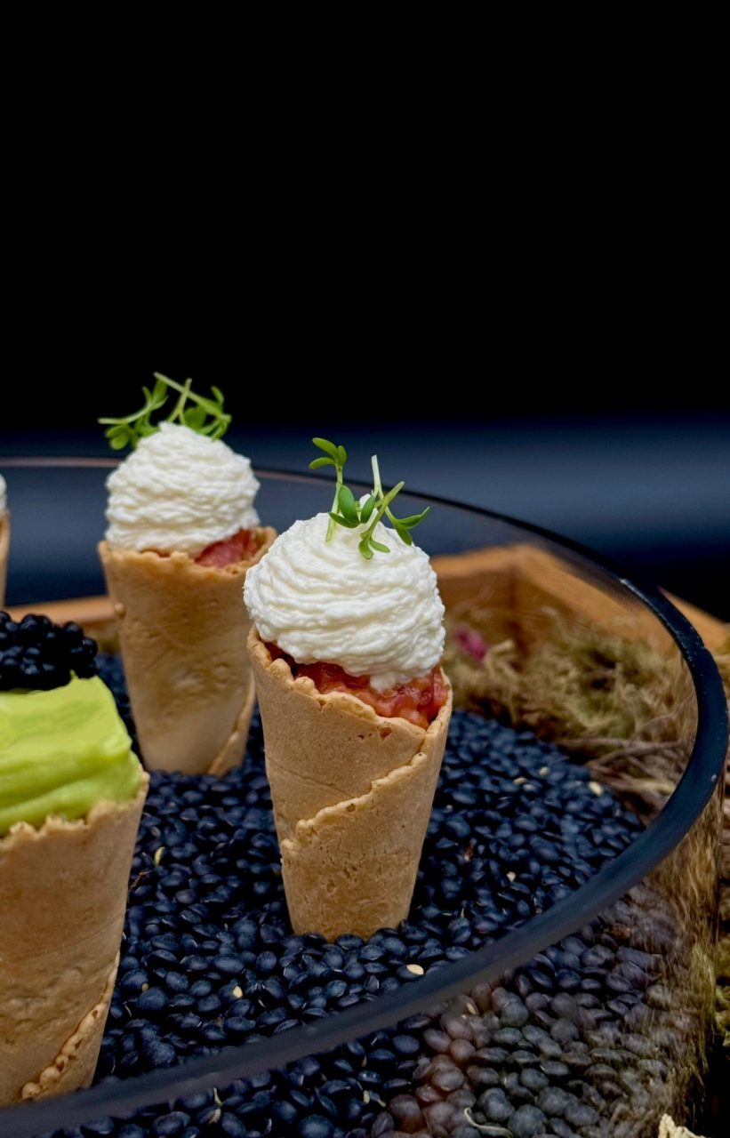 CSL Catering in München für Business und private Feiern 29 Fingerfood in Eiswaffeln, angerichtet auf einer Glasplatte - eine besondere Spezialität des CSL Catering München