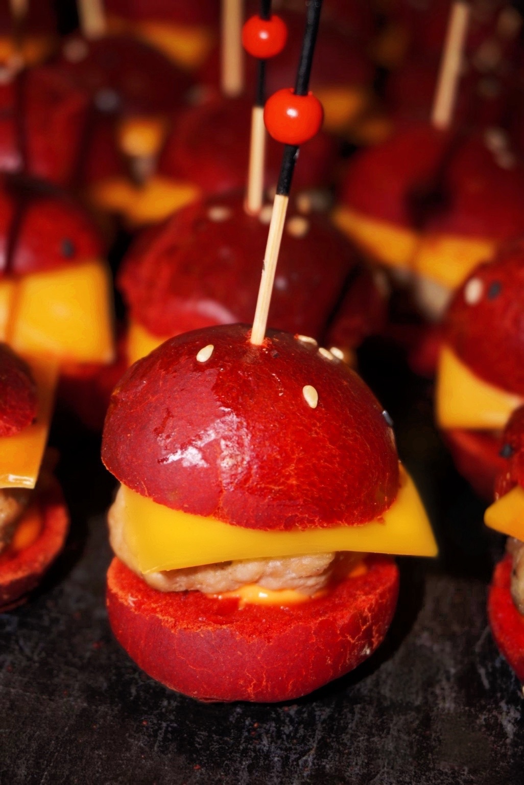Weihnachtsfeier Catering in München 26 Ein roter Fingerfood Burger von CSL Catering München