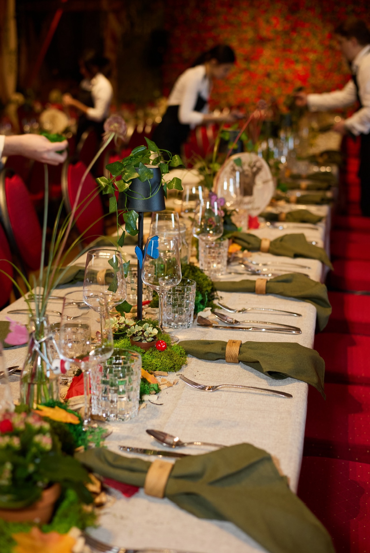 Luxus Catering München 23 a table with glasses and napkins