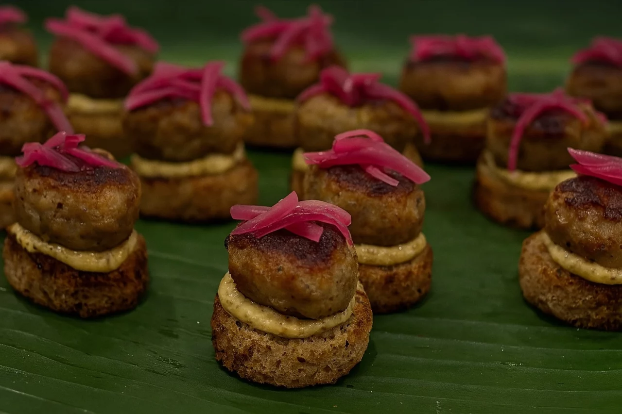 Fleischpflanzerl auf Bauernbrot mit Pommerysenf und rote Zwiebel von CSL Catering München