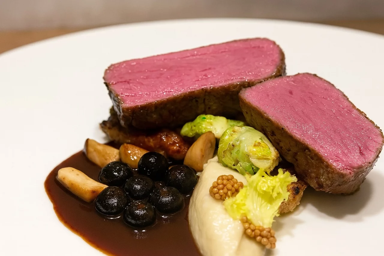 Rehrücken mit Blumenkohl Pilzen und Heidelbeere von CSL Catering München