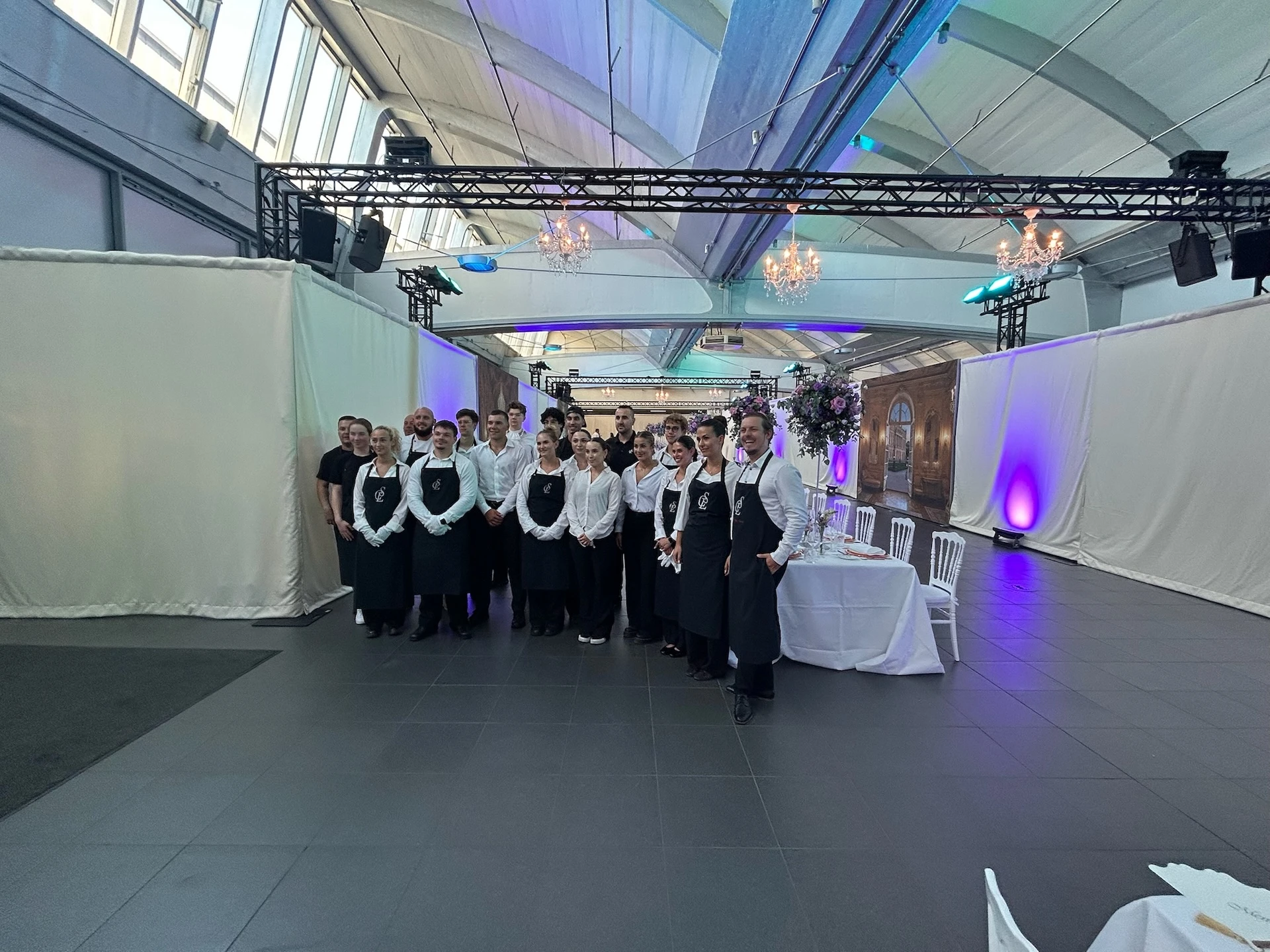 Catering für firmenveranstaltungen 58 CSL Catering München Teamfoto bei Porsche Zentrum München